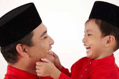 Baba ve oğul whisphering birbirlerine