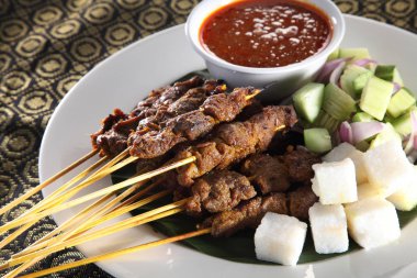 Malezya gıda satay kain songket üzerinde keupat ve salatalık ile