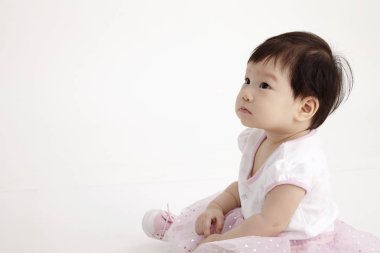 Studio poz parti elbise giyen Çinli bebek kız