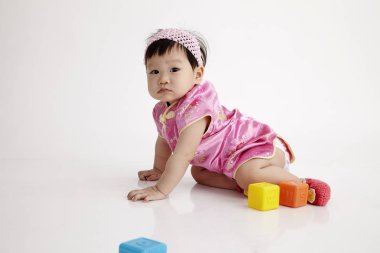 Çinli bebek alfabe bloklarla oynama