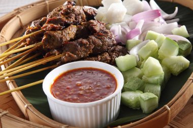 Malezya ünlü gıda satay bambu sepet salatalık ve keupat üzerinde