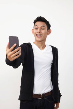 Malay genç selfing onun akıllı telefon ile yapıyor