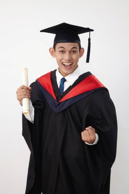 Sertifika tutan genç malay genç mezun öğrenci giyim ip 