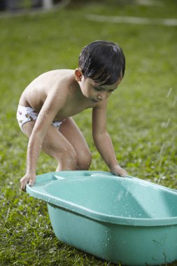 Malay çocuk çekerek küçük küvet 