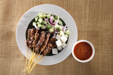 Malezya gıda satay üstten görünüm salatalık ve keupat plaka üzerinde