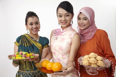 şekerler, bahulu ve portakal ile Malezya kızlar plaka tutarak doldur