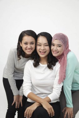 Üç multi ırksal Malezya seyir kameraya