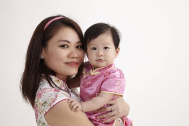 Çin anne kız bebeğini sarılma