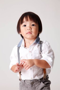 ayakta Çinli bir çocuk portresi