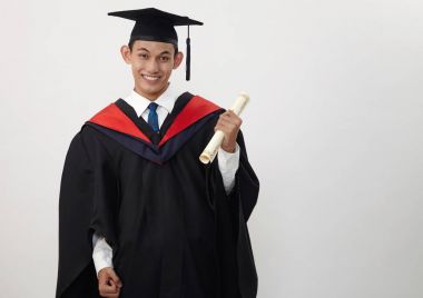 Sertifika tutan genç malay genç mezun öğrenci giyim ip 