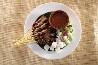 Malezya gıda satay üstten görünüm salatalık ve keupat plaka üzerinde