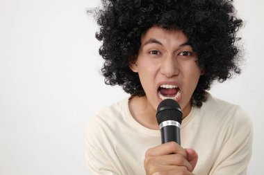 Kablosuz mikrofon tutan ve şarkı bir adam 