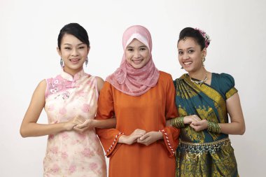 Üç Malezya genç güzel kız stüdyoda poz 