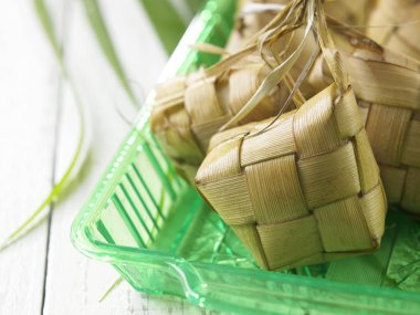 demet kketupat yeşil tepsi