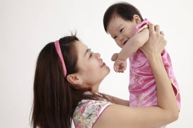 Çin anne kız bebeğini sarılma