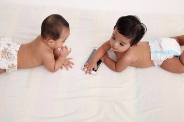 İki bebek akıllı telefon üzerinden mücadele