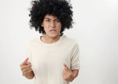 malay genç giyen komik peruk Studio poz 