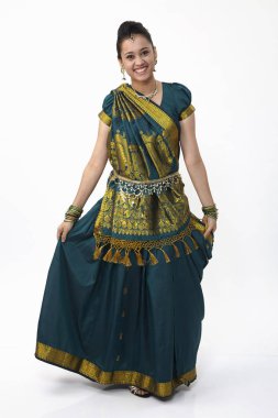 Sari el hareketi ile giyen Hintli kadın