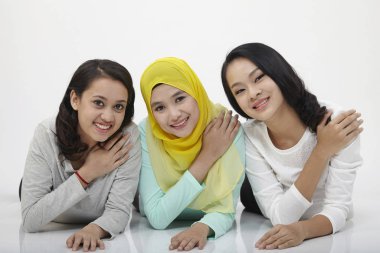 Üç multi ırksal Malezya hoş geldiniz gösterilen üst üste yerleştir