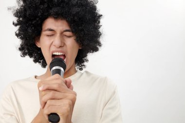 Kablosuz mikrofon tutan ve şarkı bir adam 