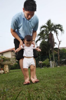 Baba ve oğul parkta oynarken
