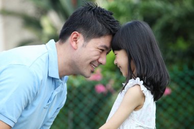 babası kızı ile kafa kafaya