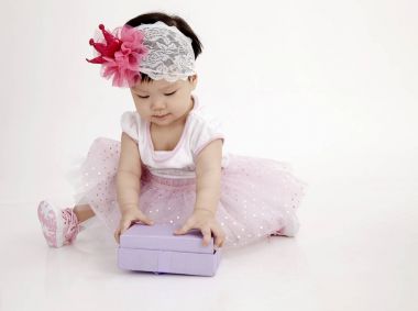Çinli bebek parti elbise mor hediye kutusu ile 