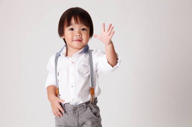 ayakta Çinli bir çocuk portresi