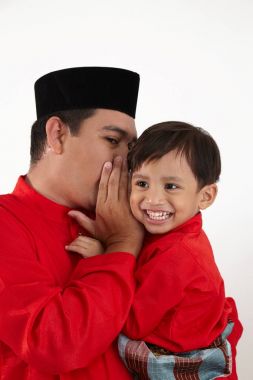 Baba ve oğul whisphering birbirlerine