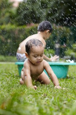 Eğleniyor kardeşler su açık oynamak
