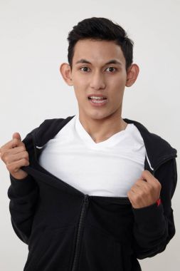 Ceketini göğsüne gösterilen yırtılma adam