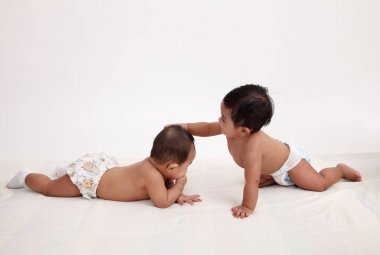 iki malay bebek studio poz birlikte 