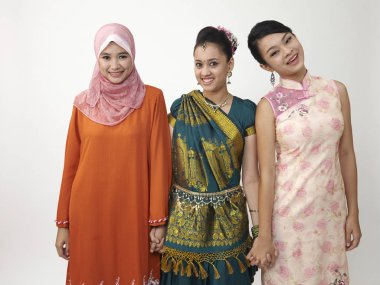 Üç Malezya genç güzel kız stüdyoda poz 