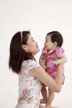 Anne kızıyla oynuyor.