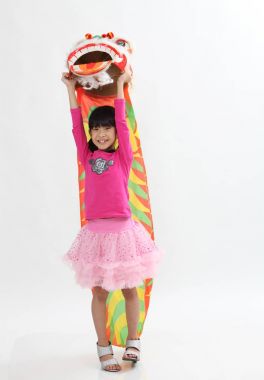 Çinli kız geleneksel aslan dans ile oynamak