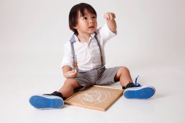 Çinli çocuk Beyaz tebeşir yazma siyah kurulu holding