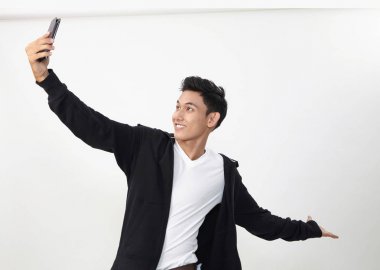 Malay genç selfing onun akıllı telefon ile yapıyor
