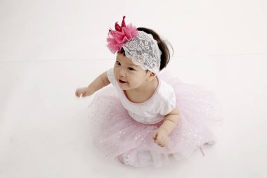 Studio poz parti elbise giyen Çinli bebek kız