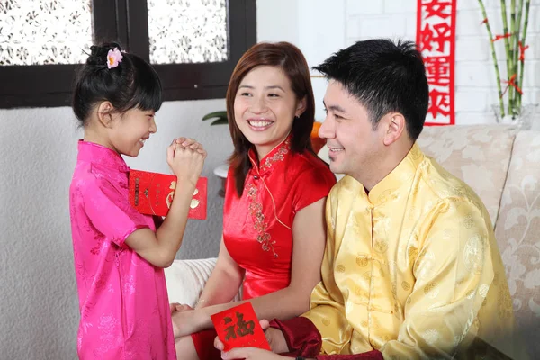 Familia China Disfrutando Del Año Nuevo Chino —  Fotos de Stock