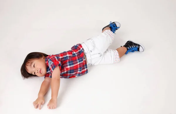 Estudio Disparo Del Niño Acostado — Foto de Stock