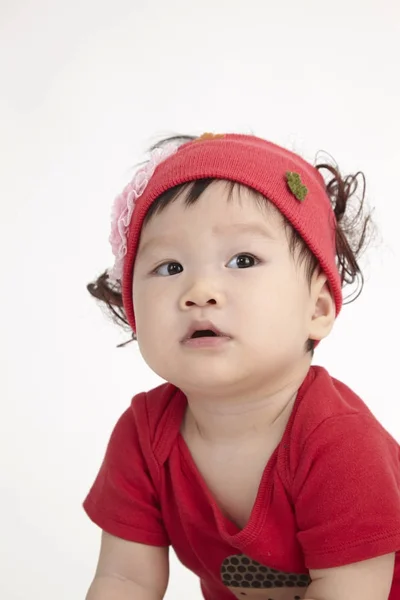 Primer Plano Del Bebé Chino Con Banda Pelo Rojo — Foto de Stock