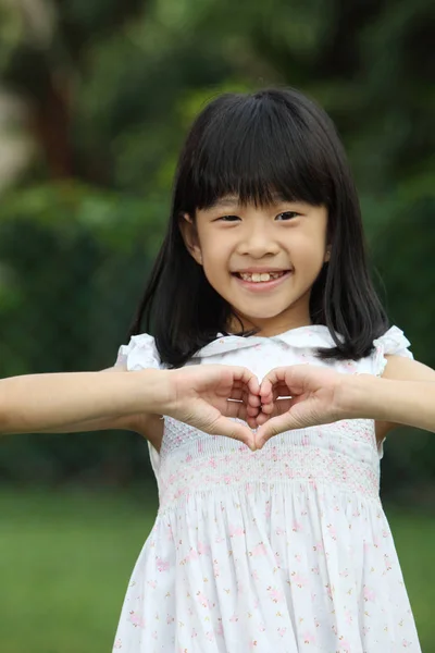 Close Van Chinees Meisje Met Hand Gebaar Liefde — Stockfoto