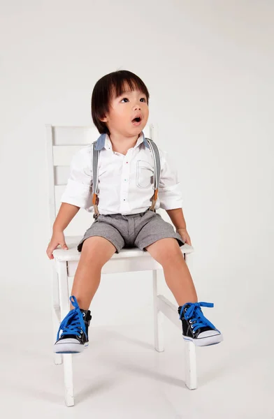 Китайский Мальчик Сидит Большом Стуле — стоковое фото