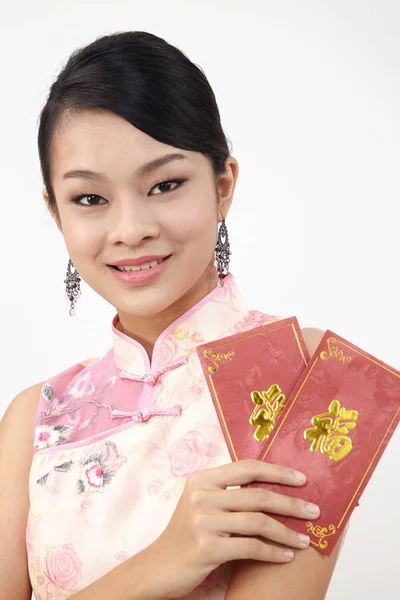 Νεαρή Κινέζα Κρατώντας Ang Πόδι Για Ευτυχισμένος Κινέζοs Νέο Έτος — Φωτογραφία Αρχείου