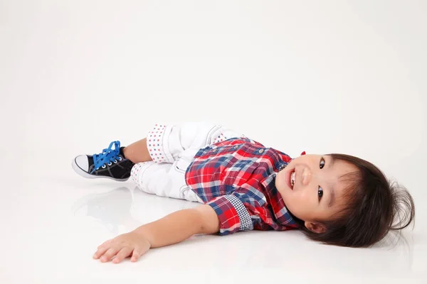 Студійний Знімок Хлопчика Лежить — стокове фото