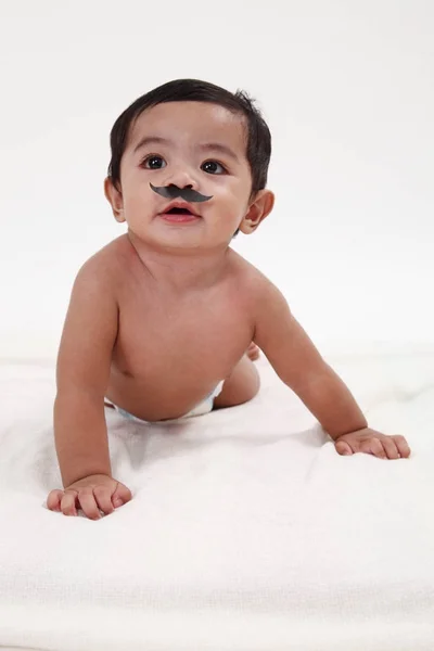 Malajski Dziecko Wygląda Zabawnie Fałszywe Wąsy — Zdjęcie stockowe