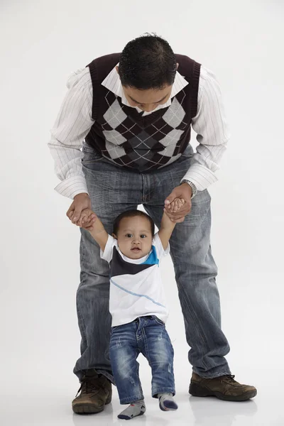 Uomo Famiglia Malese Che Gioca Con Suo Bambino — Foto Stock