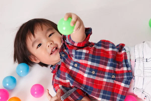 Çinli çocuğun renkli topları ile oynarken Üstten Görünüm