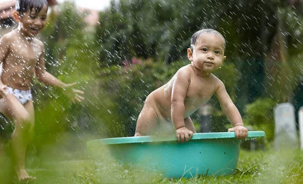 Brothers Having Fun Playing Water Outdoor — Stock Photo, Image