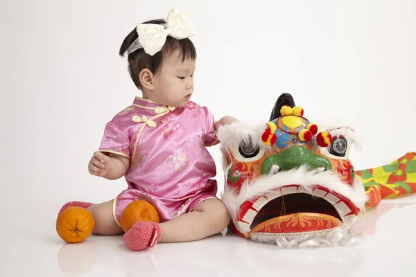 Aslan Kostüm Çinli Bebek — Stok fotoğraf